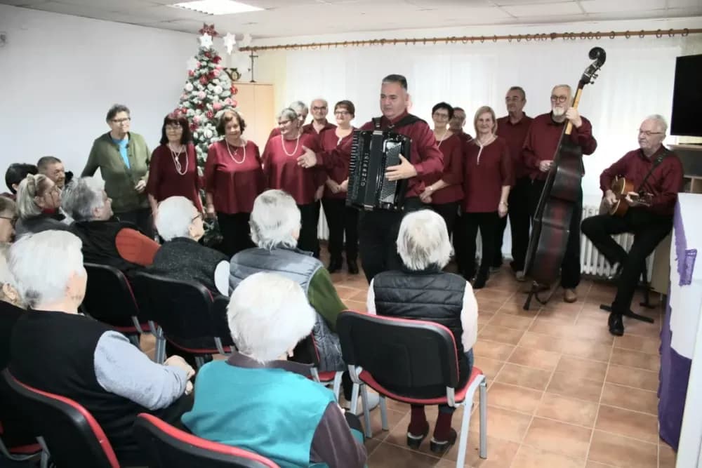 Blagdanska radost u Domu za starije: Matica umirovljenika Velika donijela pjesmu i osmijehe
