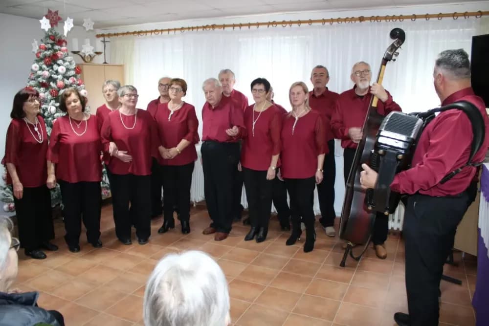 Blagdanska radost u Domu za starije: Matica umirovljenika Velika donijela pjesmu i osmijehe