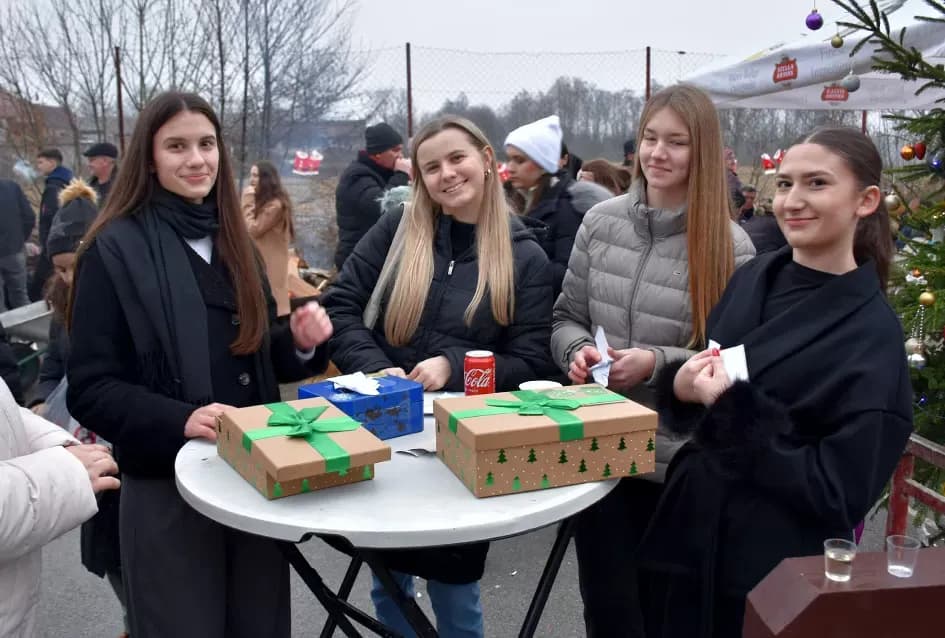 Božićna bajka u Tekiću: Prvi Advent okupio mještane u plemenitom cilju