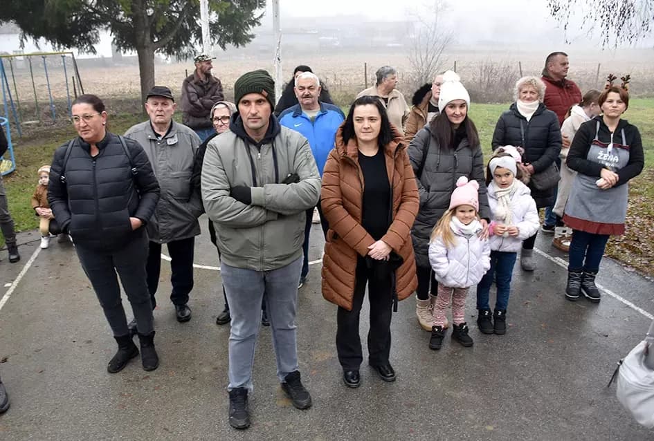 Božićna bajka u Tekiću: Prvi Advent okupio mještane u plemenitom cilju