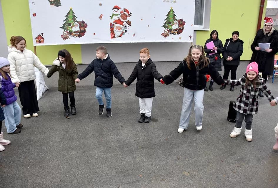 Božićna bajka u Tekiću: Prvi Advent okupio mještane u plemenitom cilju