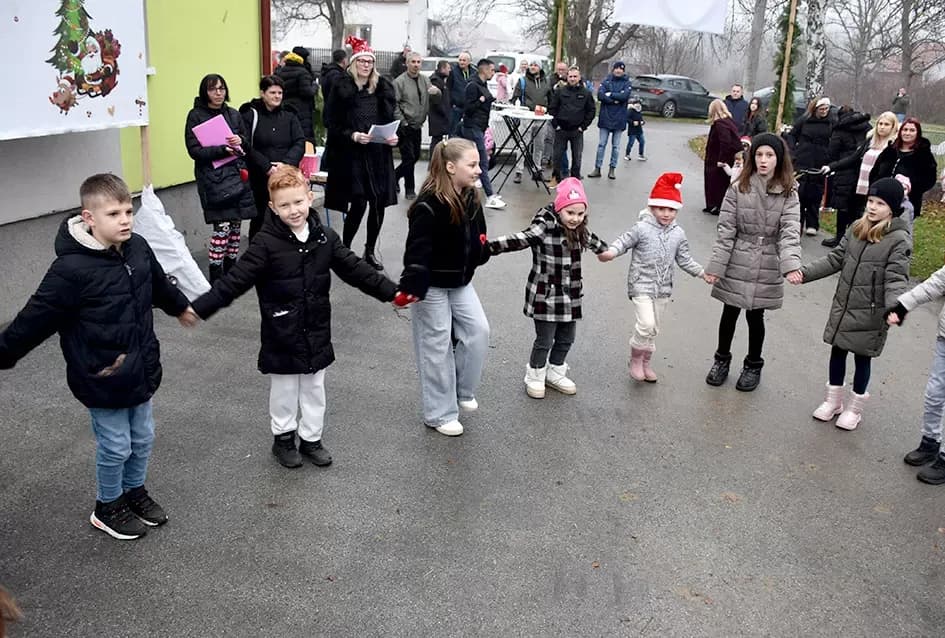 Božićna bajka u Tekiću: Prvi Advent okupio mještane u plemenitom cilju
