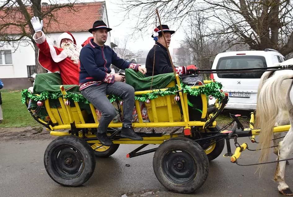 Božićna bajka u Tekiću: Prvi Advent okupio mještane u plemenitom cilju