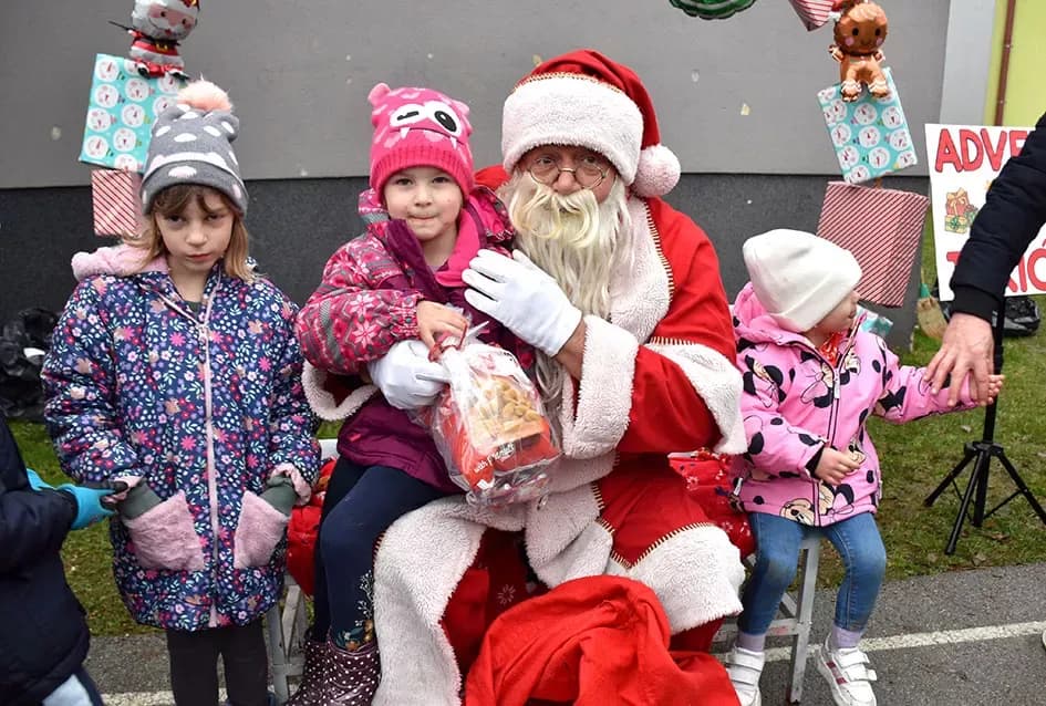 Božićna bajka u Tekiću: Prvi Advent okupio mještane u plemenitom cilju