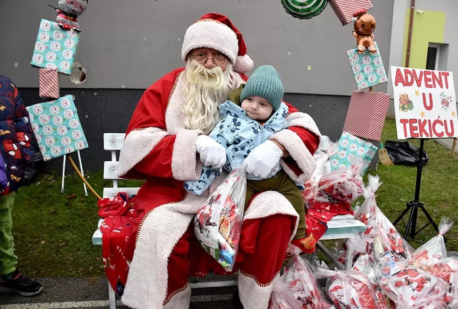 Božićna bajka u Tekiću: Prvi Advent okupio mještane u plemenitom cilju