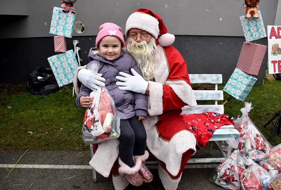 Božićna bajka u Tekiću: Prvi Advent okupio mještane u plemenitom cilju