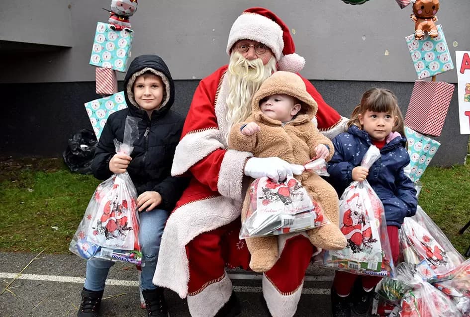 Božićna bajka u Tekiću: Prvi Advent okupio mještane u plemenitom cilju