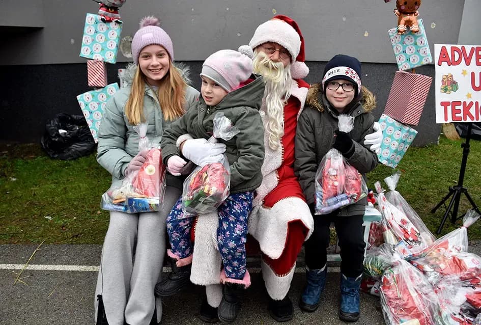 Božićna bajka u Tekiću: Prvi Advent okupio mještane u plemenitom cilju