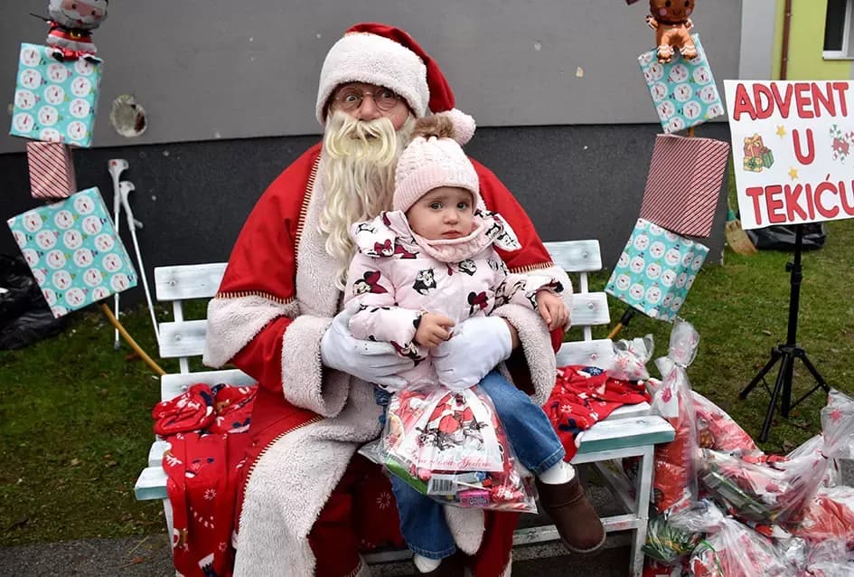 Božićna bajka u Tekiću: Prvi Advent okupio mještane u plemenitom cilju