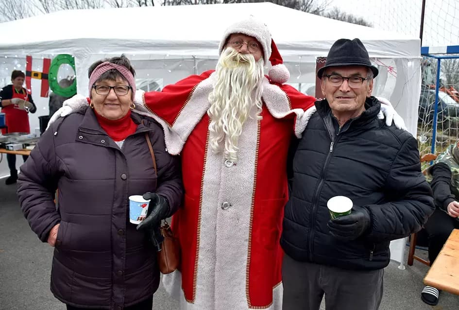 Božićna bajka u Tekiću: Prvi Advent okupio mještane u plemenitom cilju