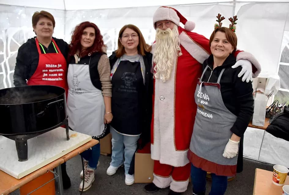 Božićna bajka u Tekiću: Prvi Advent okupio mještane u plemenitom cilju