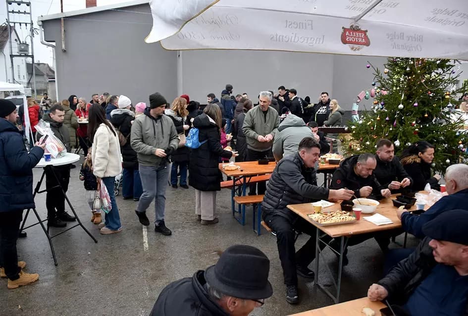 Božićna bajka u Tekiću: Prvi Advent okupio mještane u plemenitom cilju