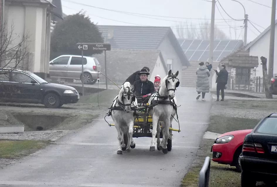 Božićna bajka u Tekiću: Prvi Advent okupio mještane u plemenitom cilju