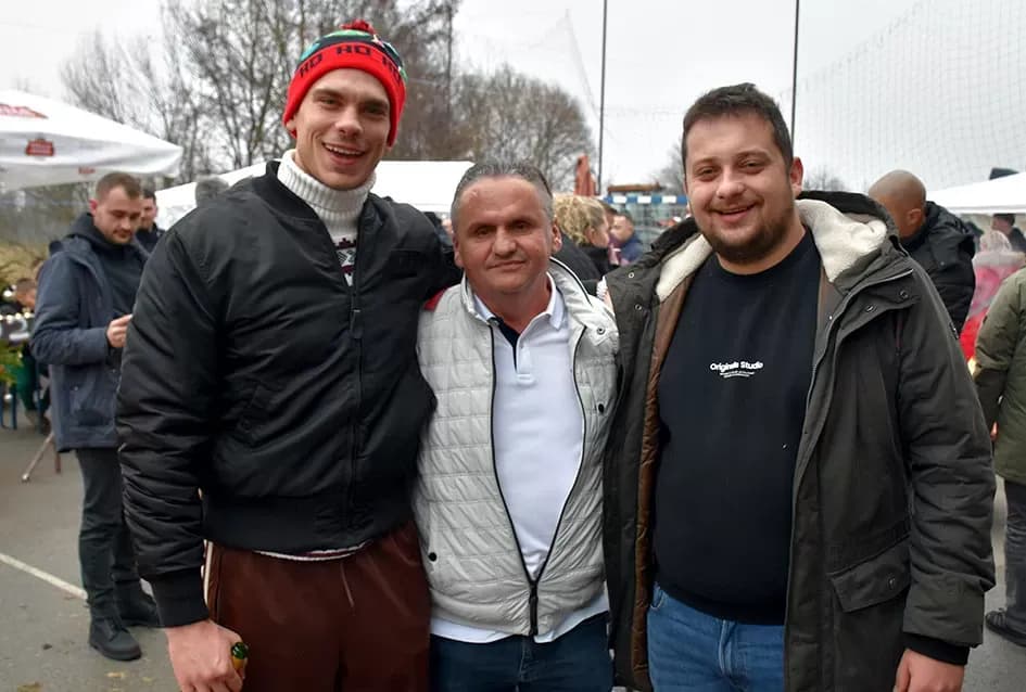 Božićna bajka u Tekiću: Prvi Advent okupio mještane u plemenitom cilju