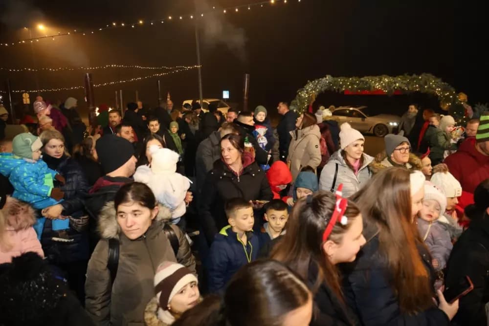 Adventska večer u Kutjevu u znaku zajedništva, pjesme i dječjeg smijeha