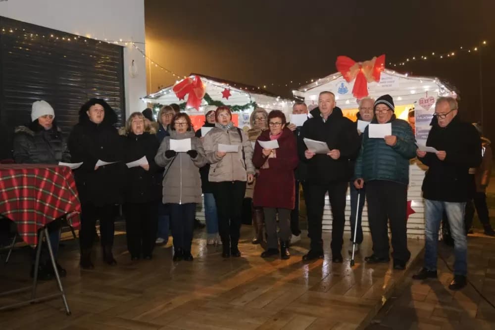 Adventska večer u Kutjevu u znaku zajedništva, pjesme i dječjeg smijeha
