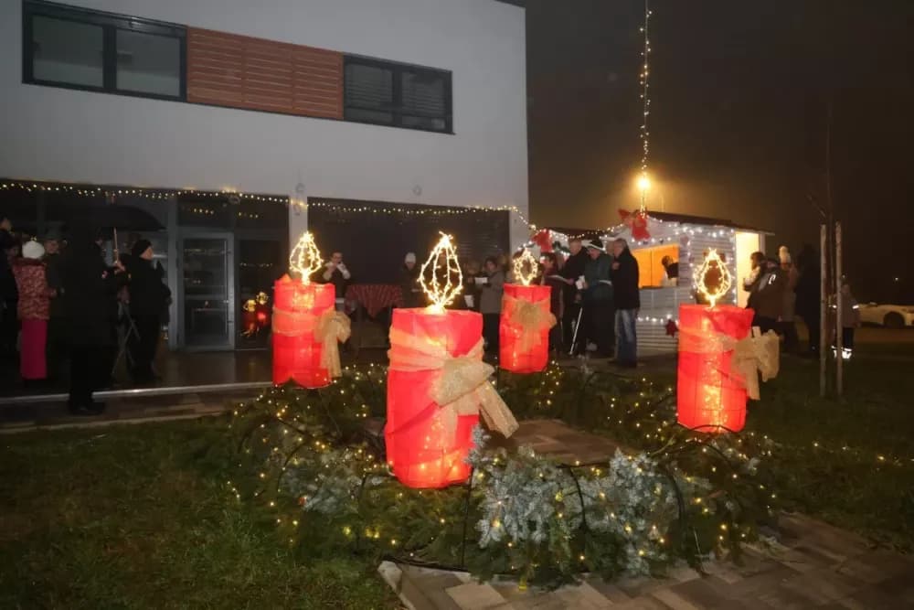 Adventska večer u Kutjevu u znaku zajedništva, pjesme i dječjeg smijeha