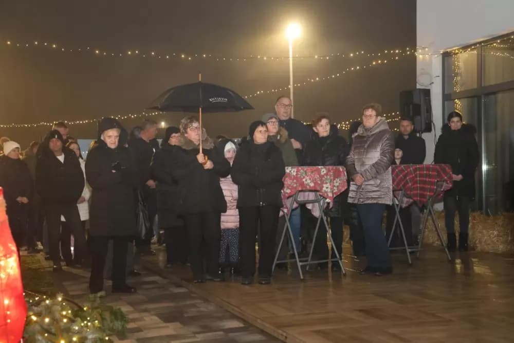 Adventska večer u Kutjevu u znaku zajedništva, pjesme i dječjeg smijeha
