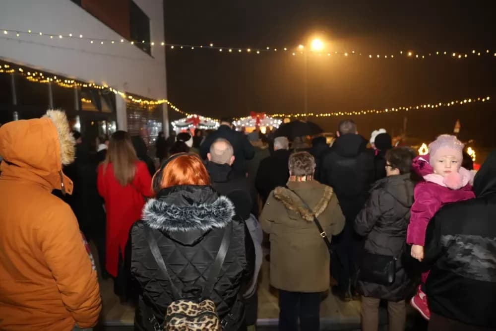 Adventska večer u Kutjevu u znaku zajedništva, pjesme i dječjeg smijeha