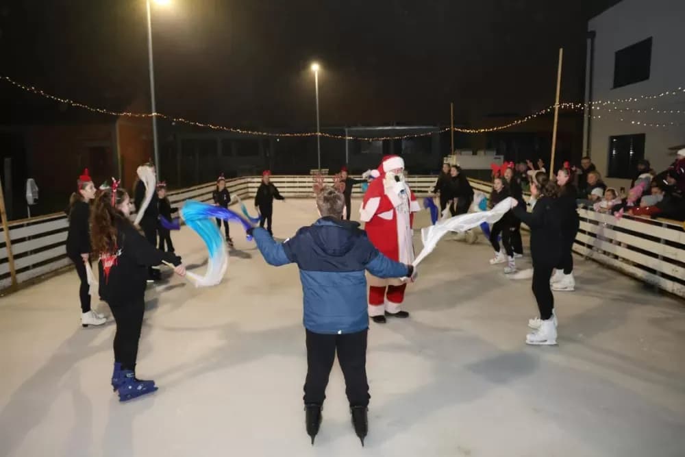 Adventska večer u Kutjevu u znaku zajedništva, pjesme i dječjeg smijeha
