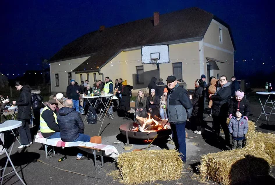 Advent kakav se pamti u Novoj Lipi: Bale slame, otvorena vatra i veliko srce mještana...