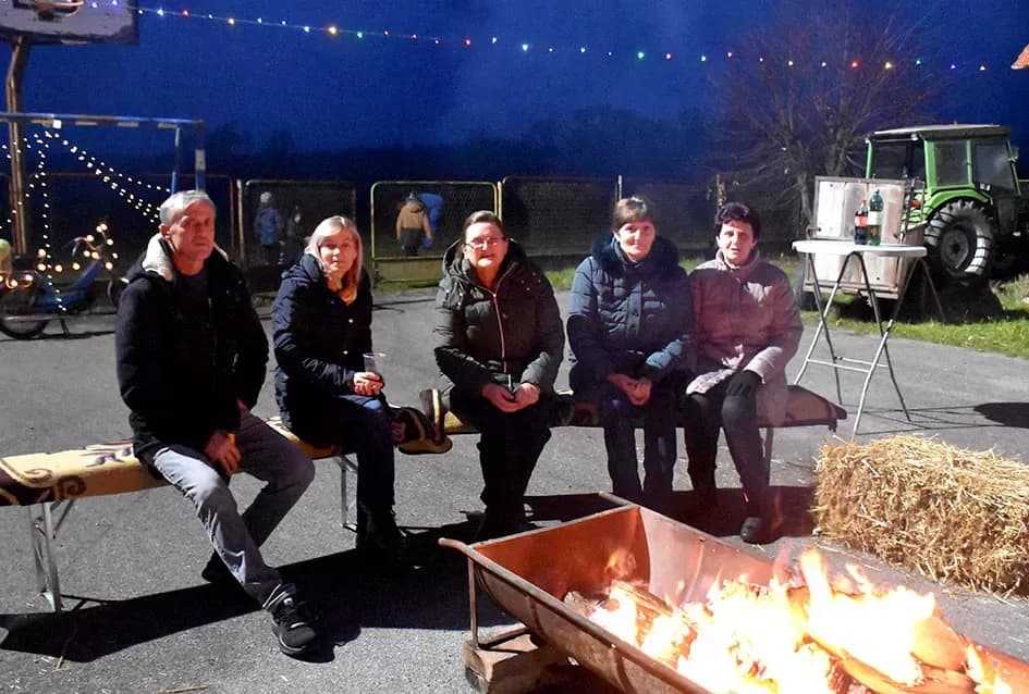 Advent kakav se pamti u Novoj Lipi: Bale slame, otvorena vatra i veliko srce mještana...