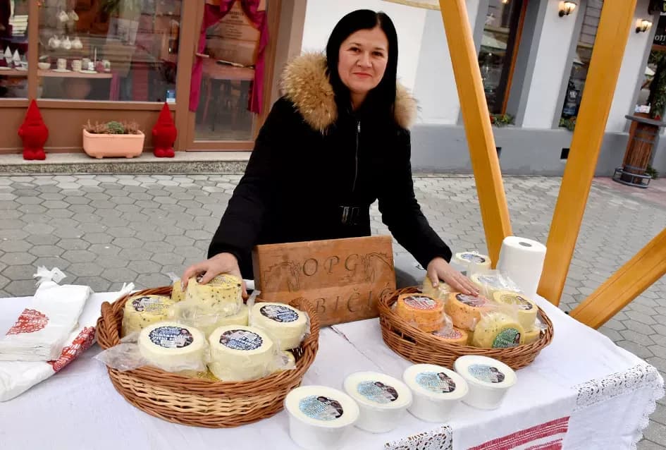Od domaćih okusa do unikatnih darova: Otvoren Božićni sajam u Požegi