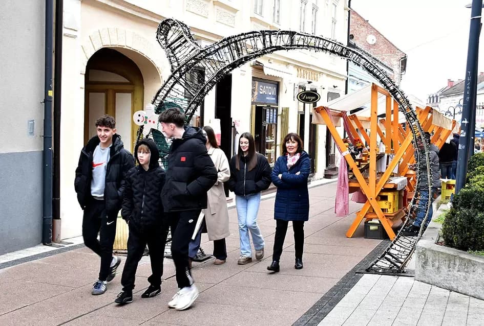 Od domaćih okusa do unikatnih darova: Otvoren Božićni sajam u Požegi