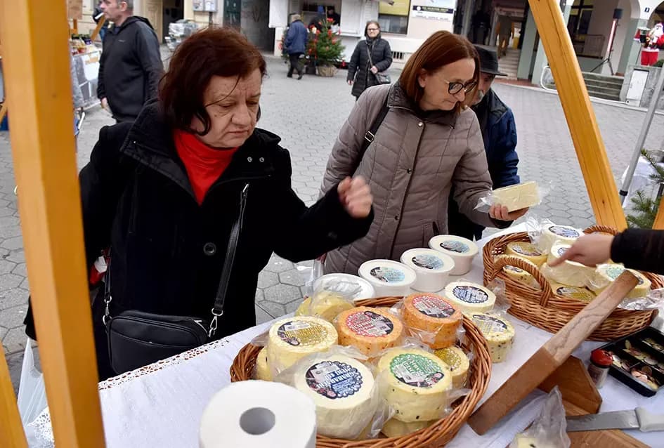 Od domaćih okusa do unikatnih darova: Otvoren Božićni sajam u Požegi