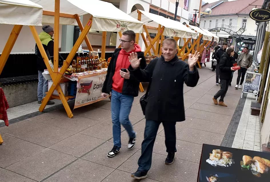 Od domaćih okusa do unikatnih darova: Otvoren Božićni sajam u Požegi