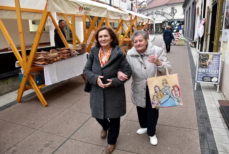 Od domaćih okusa do unikatnih darova: Otvoren Božićni sajam u Požegi