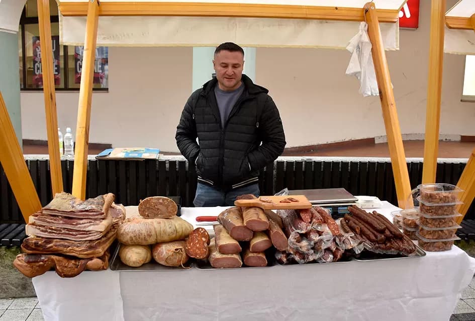 Od domaćih okusa do unikatnih darova: Otvoren Božićni sajam u Požegi