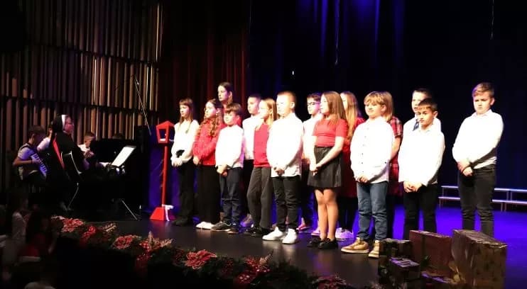 Održana humanitarna božićna priredba ʼBožić dolaziʼ