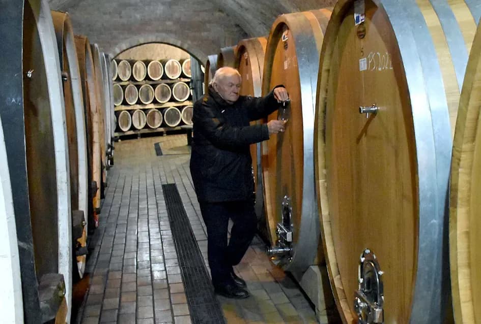 Vinski vizionar iz Hrnjevca: Ivo Enjingi uoči Badnjaka napunio šampionsko bijelo Venje 2015.