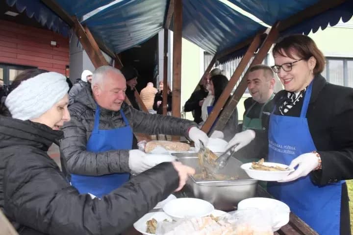 Ispred Gradske kuće u Pleternici građanima podijeljeni posni obroci i  medena rakija