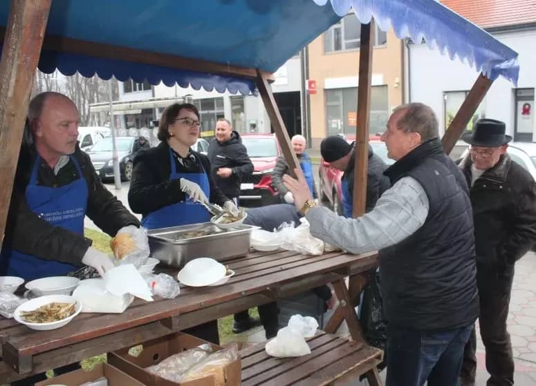 Ispred Gradske kuće u Pleternici građanima podijeljeni posni obroci i  medena rakija