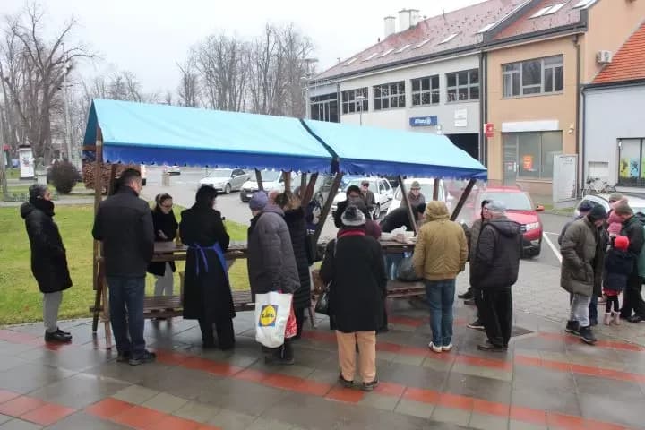 Ispred Gradske kuće u Pleternici građanima podijeljeni posni obroci i  medena rakija