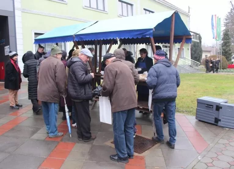Ispred Gradske kuće u Pleternici građanima podijeljeni posni obroci i  medena rakija