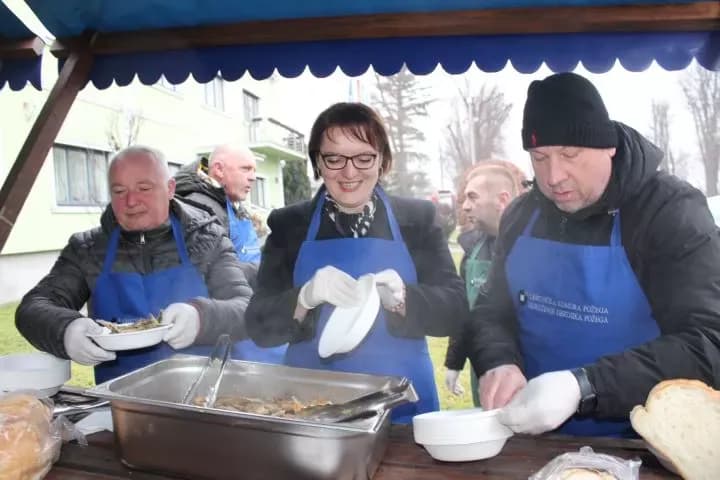 Ispred Gradske kuće u Pleternici građanima podijeljeni posni obroci i  medena rakija