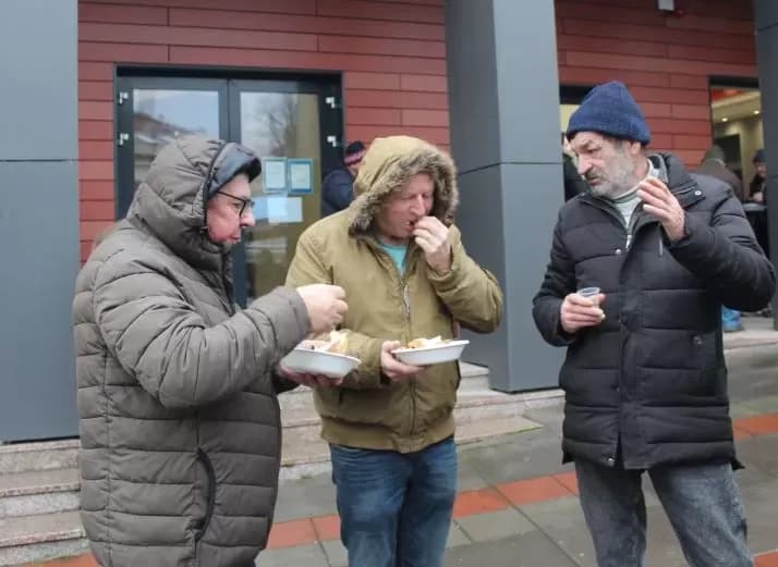 Ispred Gradske kuće u Pleternici građanima podijeljeni posni obroci i  medena rakija