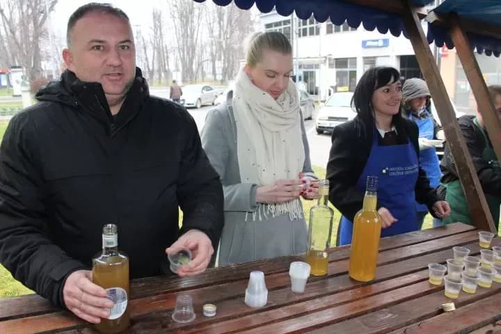 Ispred Gradske kuće u Pleternici građanima podijeljeni posni obroci i  medena rakija