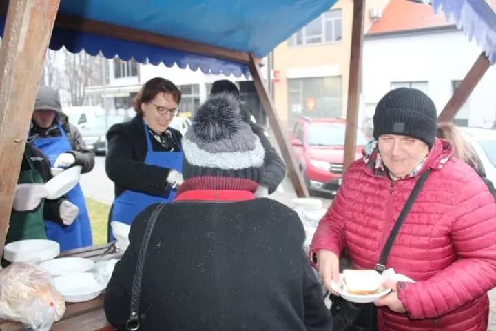 Ispred Gradske kuće u Pleternici građanima podijeljeni posni obroci i  medena rakija
