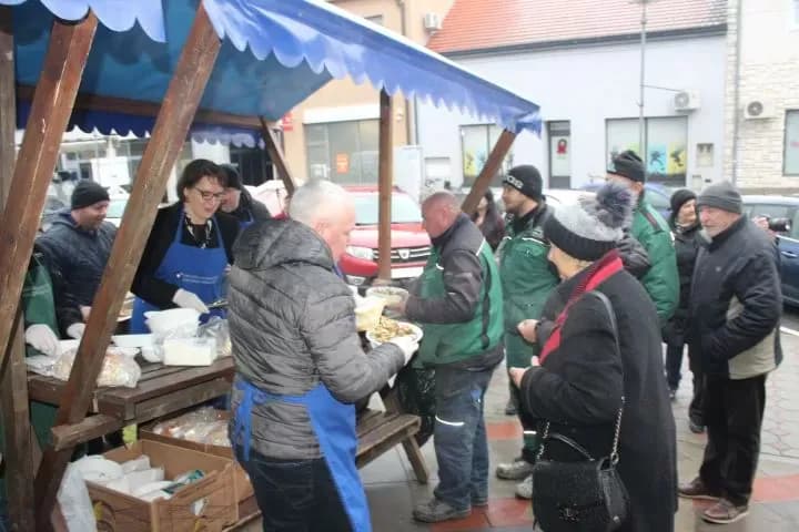 Ispred Gradske kuće u Pleternici građanima podijeljeni posni obroci i  medena rakija