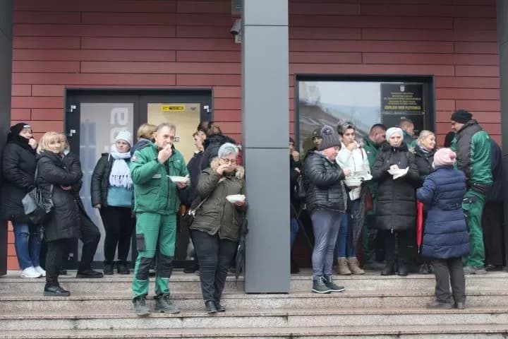 Ispred Gradske kuće u Pleternici građanima podijeljeni posni obroci i  medena rakija