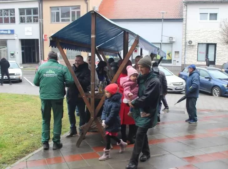Ispred Gradske kuće u Pleternici građanima podijeljeni posni obroci i  medena rakija