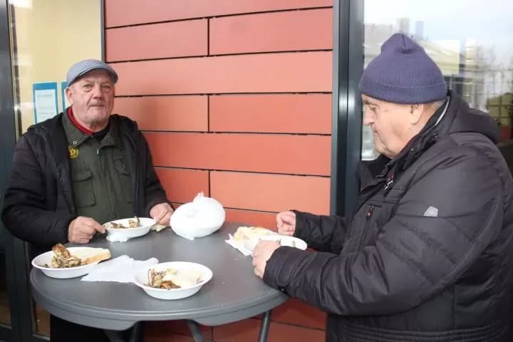Ispred Gradske kuće u Pleternici građanima podijeljeni posni obroci i  medena rakija