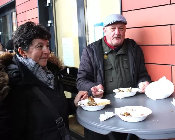 Ispred Gradske kuće u Pleternici građanima podijeljeni posni obroci i  medena rakija