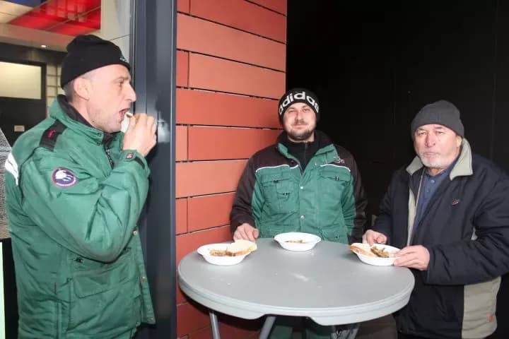 Ispred Gradske kuće u Pleternici građanima podijeljeni posni obroci i  medena rakija
