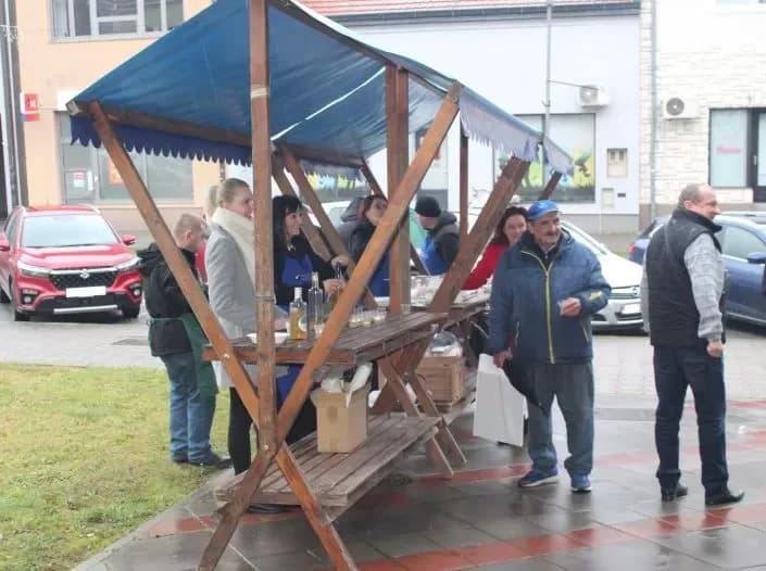 Ispred Gradske kuće u Pleternici građanima podijeljeni posni obroci i  medena rakija