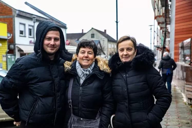 Ispred Gradske kuće u Pleternici građanima podijeljeni posni obroci i  medena rakija